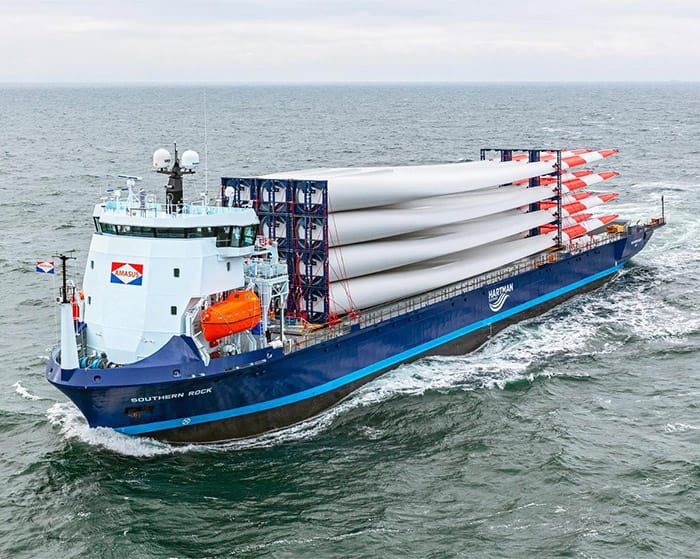 Vrachtschip Southern Rock op zee met windturbinebladen aan dek