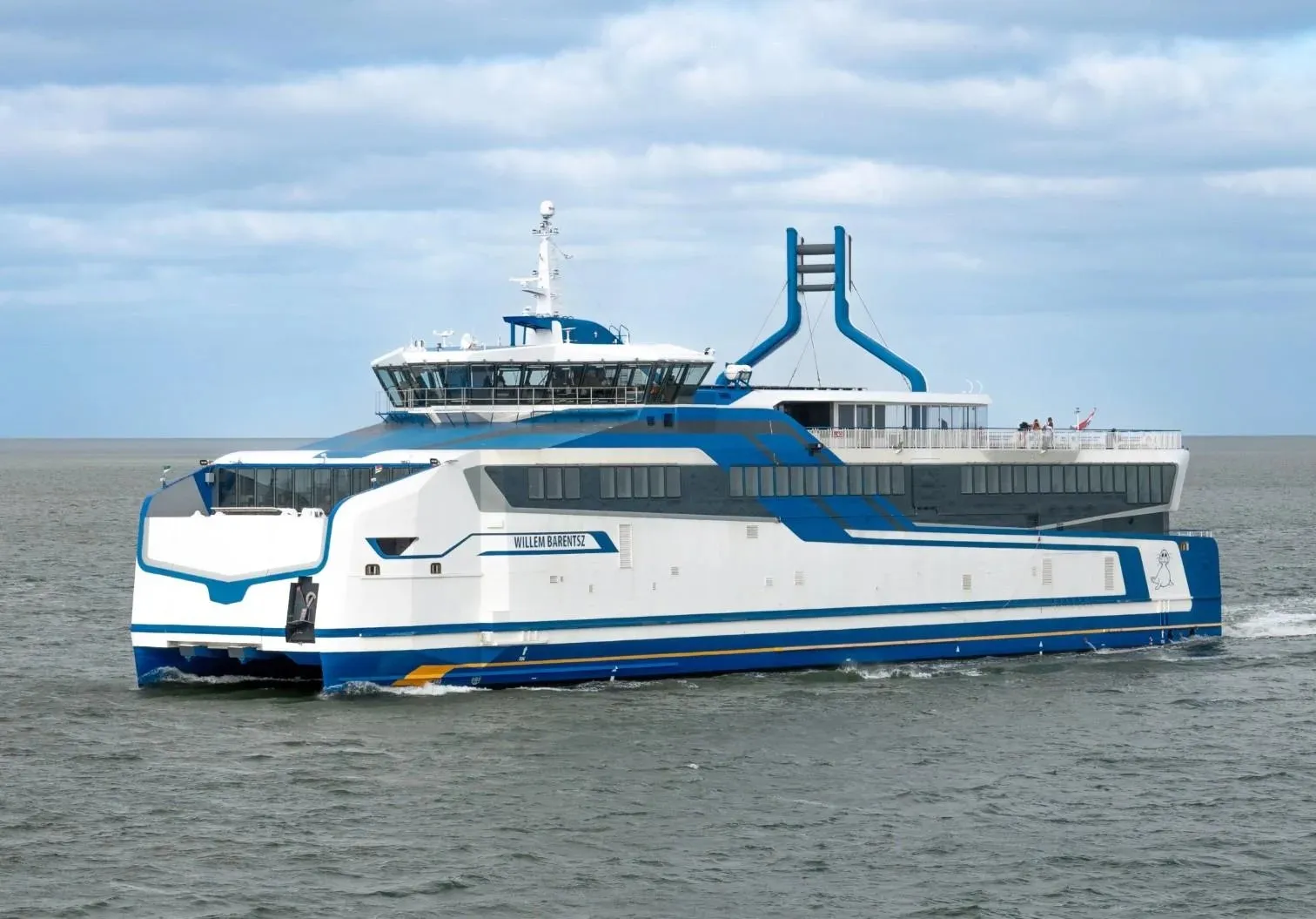 Hybride veerboot Willem Barentsz van Rederij Doeksen varend in de Blauwe Slenk
