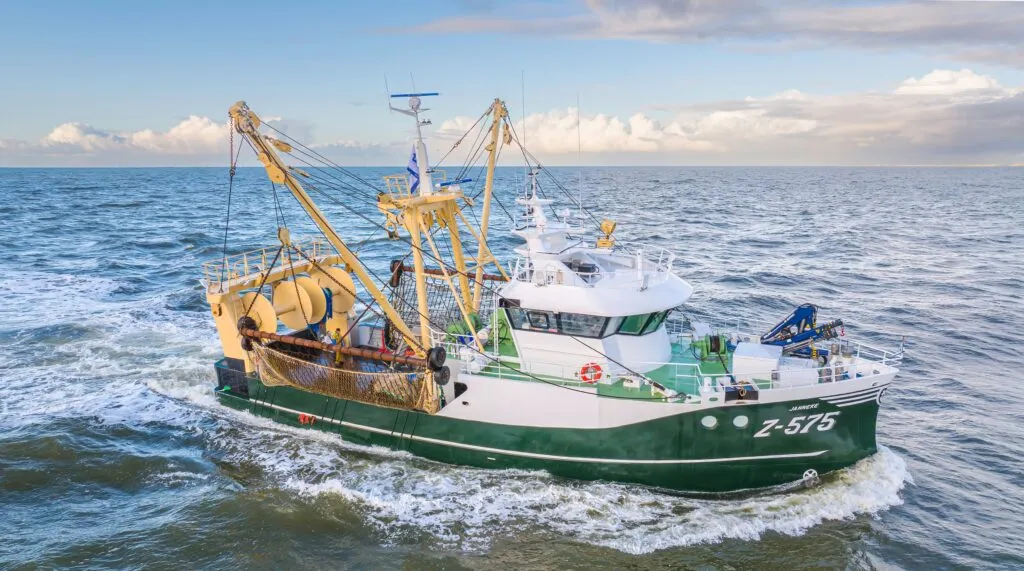 Vissersschip Z575 Janneke met boomkortuig varend op zee